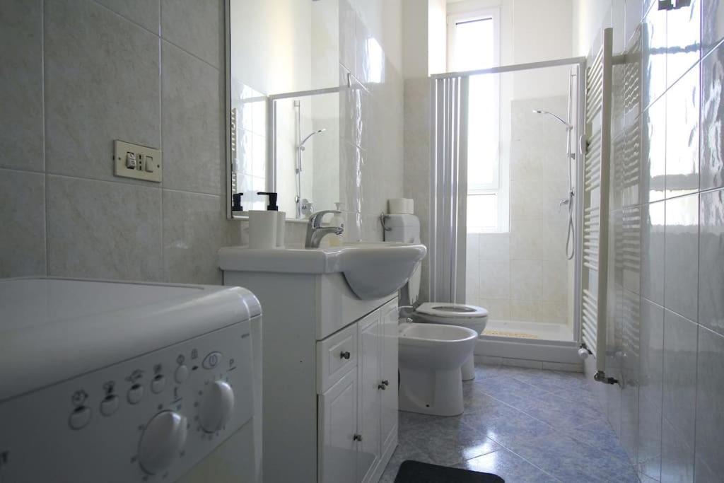 Splendido Bilocale A 4 Fermate Dal Duomo Apartment Milan Luaran gambar